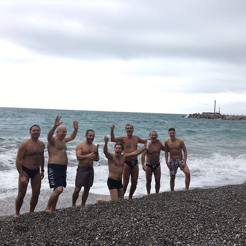 Amalfi: brindisi in spiaggia e tuffo in mare (gelato) a Capodanno, tradizione rispettata [FOTO-VIDEO]