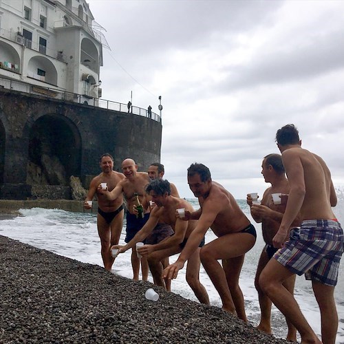 Amalfi: brindisi in spiaggia e tuffo in mare (gelato) a Capodanno, tradizione rispettata [FOTO-VIDEO]