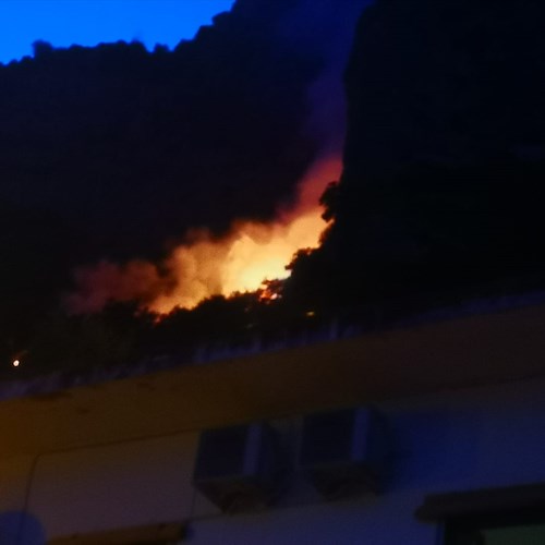 Amalfi, bruciano le colline di Vettica. Situazione sotto controllo [FOTO]