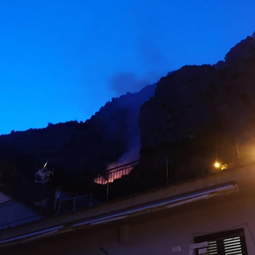 Amalfi, bruciano le colline di Vettica. Situazione sotto controllo [FOTO]