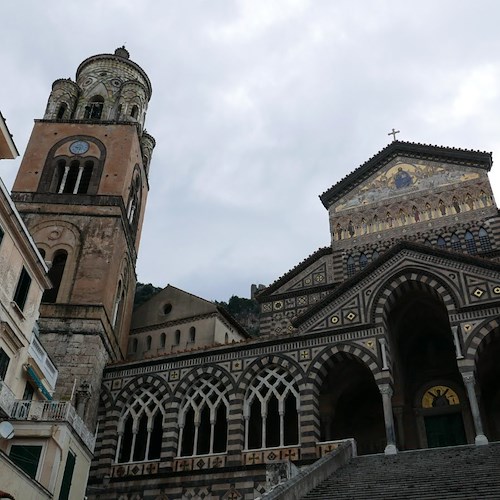 Amalfi, cadono intonaci dal Campanile del Duomo. Soprintendenza: «Lavori approvati mai iniziati dalla Curia»