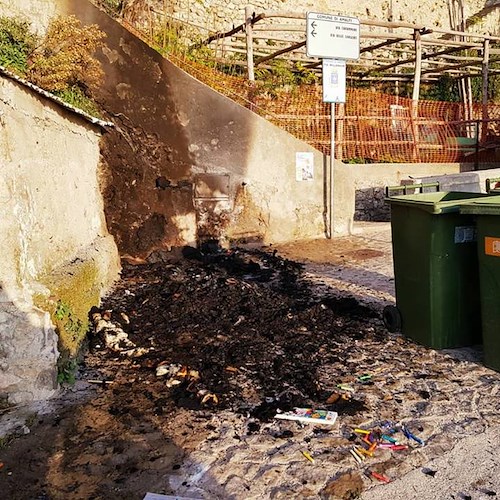 Amalfi: cassonetti in fiamme a Lone, residenti evitano il peggio [FOTO]