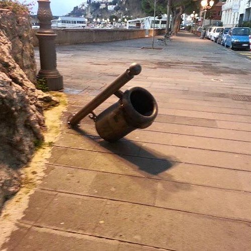 Amalfi choc: atti vandalici sul lungomare, danni ad arredo urbano /FOTO