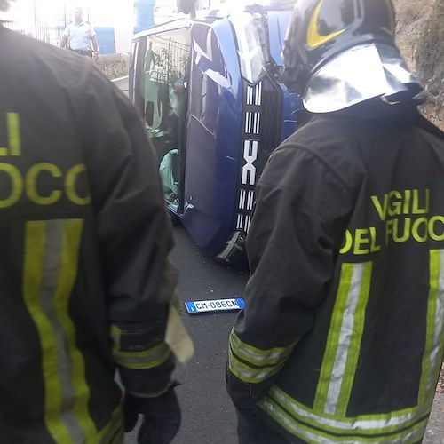 Amalfi, conducente perde il controllo dell'auto e si ribalta. Traffico in tilt [FOTO]