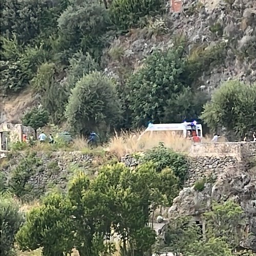 Amalfi, conducente perde il controllo dell'auto e si ribalta. Traffico in tilt [FOTO]