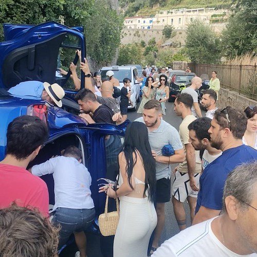 Amalfi, conducente perde il controllo dell'auto e si ribalta. Traffico in tilt [FOTO]