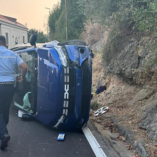 Amalfi, conducente perde il controllo dell'auto e si ribalta. Traffico in tilt [FOTO]