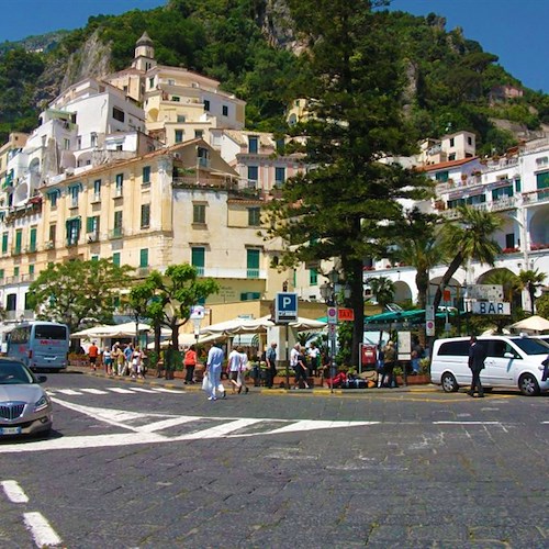 Amalfi: coppia battipagliese viene alle mani in pieno centro, lei lo lascia e se ne torna in taxi