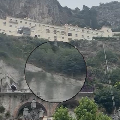 Amalfi, crolla muretto su Statale 163. Strada chiusa [FOTO-VIDEO]