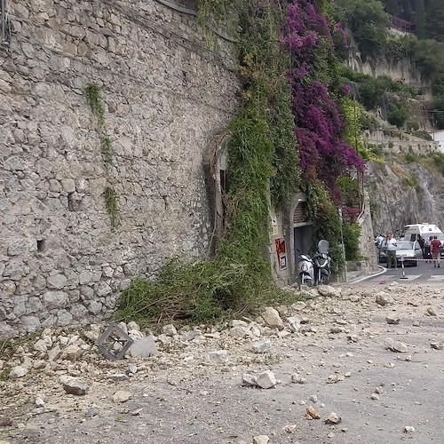 Amalfi, crolla muretto su Statale 163. Strada chiusa [FOTO-VIDEO]
