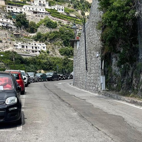 Amalfi, da stasera divieto di sosta su via Pimenio Vescovo per manutenzione asfalto
