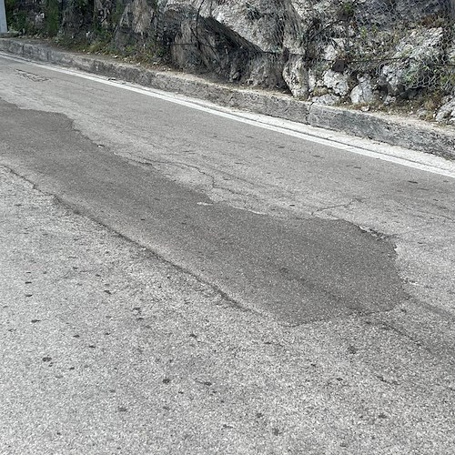 Amalfi, da stasera divieto di sosta su via Pimenio Vescovo per manutenzione asfalto