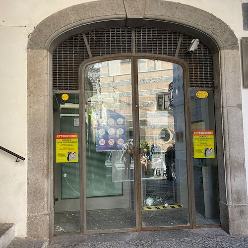 Amalfi, danni al portone della Deutsche Bank. Raid vandalico? Indagano i Carabinieri 