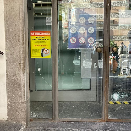 Amalfi, danni al portone della Deutsche Bank. Raid vandalico? Indagano i Carabinieri 