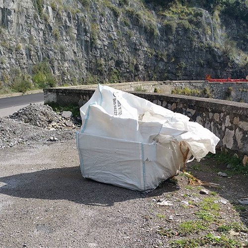 Amalfi, eternit abbandonato lungo strada di Tovere scoperto da Guardie ENPA /FOTO