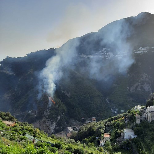 Amalfi, fiamme riprendono vigore in tre punti: arrivato l'elicottero