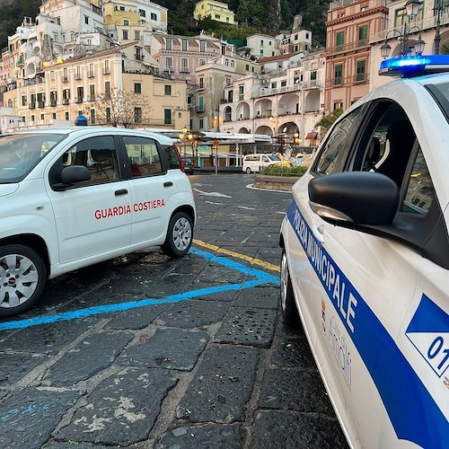 Amalfi, forti onde danneggiano sistema antincendio al molo della Darsena