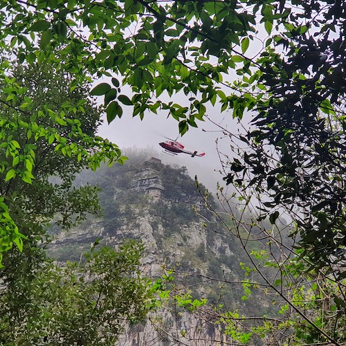 Amalfi: frana su stradina per Valle delle Ferriere, in azione elicottero con termocamera /FOTO
