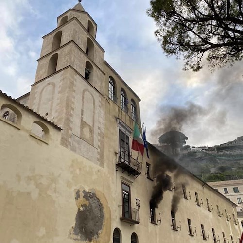 Amalfi, fumo da finestre Municipio: in fiamme ufficio anagrafe 
