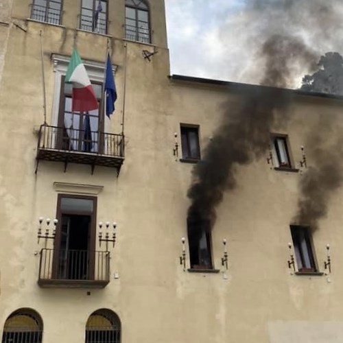 Amalfi, fumo da finestre Municipio: in fiamme ufficio anagrafe 