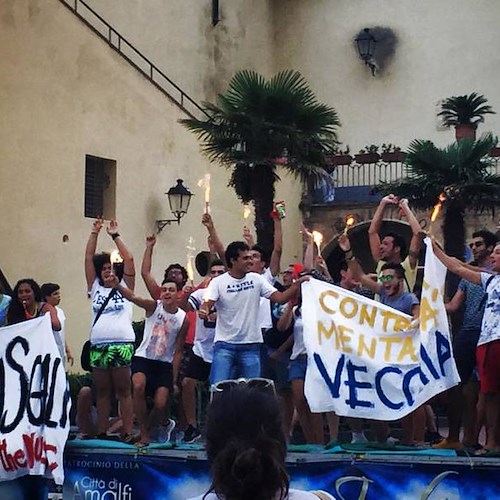 Amalfi, giovani in piazza contro "Vecchia mentalità"