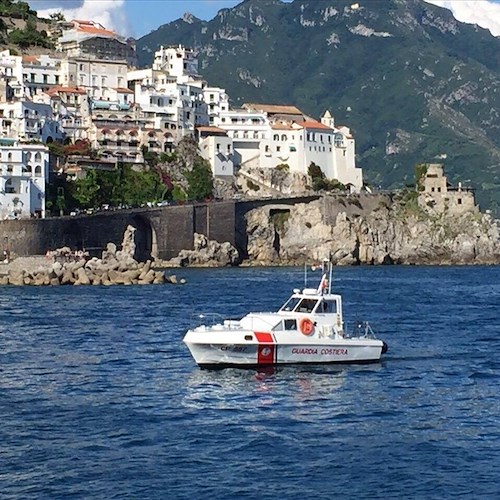 Amalfi, gommone alla deriva: recuperato da Guardia Costiera che multano il proprietario