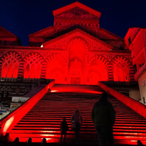 Amalfi, il Duomo si illumina di rosso per la Giornata Internazionale contro la violenza sulle donne