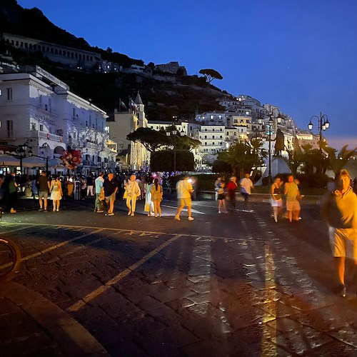 Amalfi: improvviso blackout lascia al buio i fedeli durante la processione di Sant'Andrea /Foto