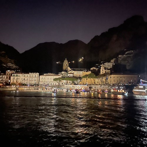 Amalfi: improvviso blackout lascia al buio i fedeli durante la processione di Sant'Andrea /Foto