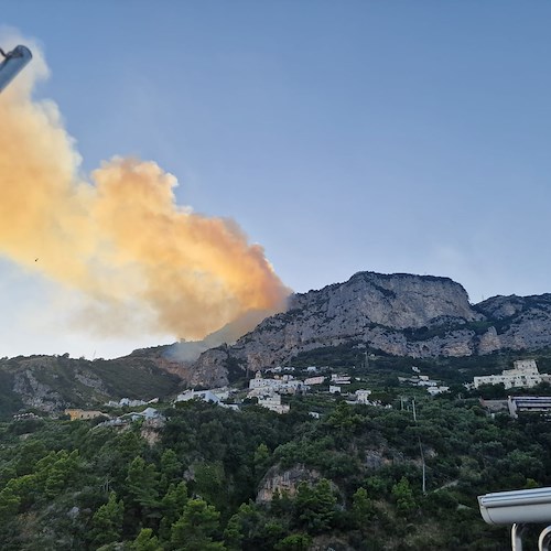 Amalfi, incendio al confine con Conca dei Marini: elicottero in azione /FOTO
