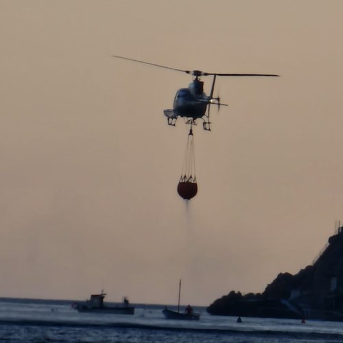 Amalfi, incendio al confine con Conca dei Marini: elicottero in azione /FOTO