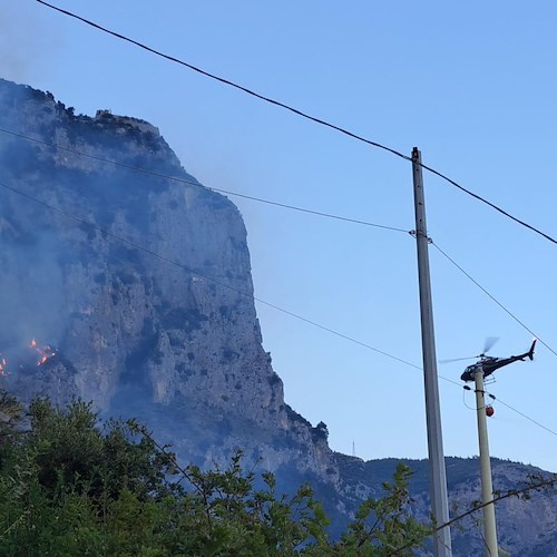 Amalfi, incendio al confine con Conca dei Marini: elicottero in azione /FOTO