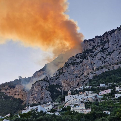 Amalfi, incendio al confine con Conca dei Marini: elicottero in azione /FOTO