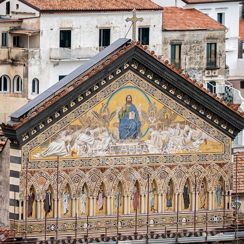 Amalfi, la facciata del Duomo torna a splendere dopo i restauri: i significati dei mosaici