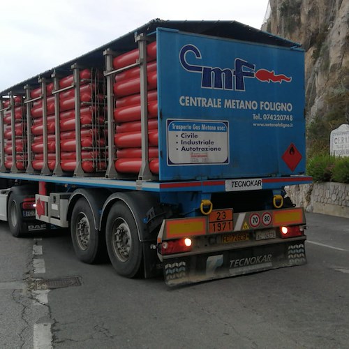 Amalfi, lavori a condotta gas metano: carro bombolaio per forniture a paesi oltre la frana [FOTO]