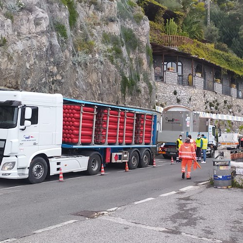 Amalfi, lavori a condotta gas metano: carro bombolaio per forniture a paesi oltre la frana [FOTO]