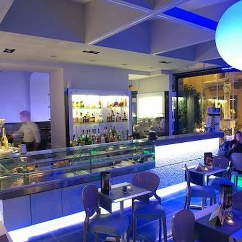 Amalfi, lounge bar Blu Sirena seleziona personale in sala e cucina