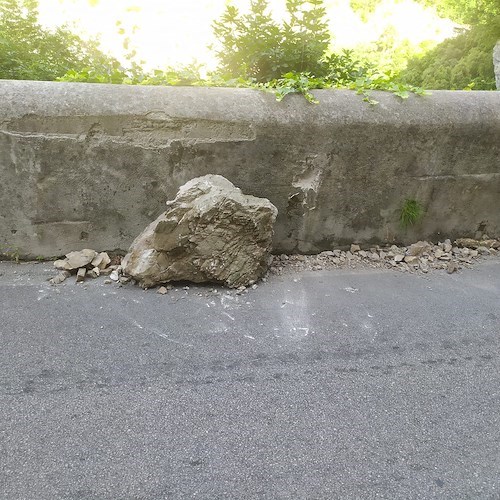 Amalfi, masso frana durante la notte sulla rotabile per Pogerola