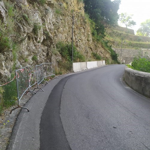 Amalfi, masso frana durante la notte sulla rotabile per Pogerola