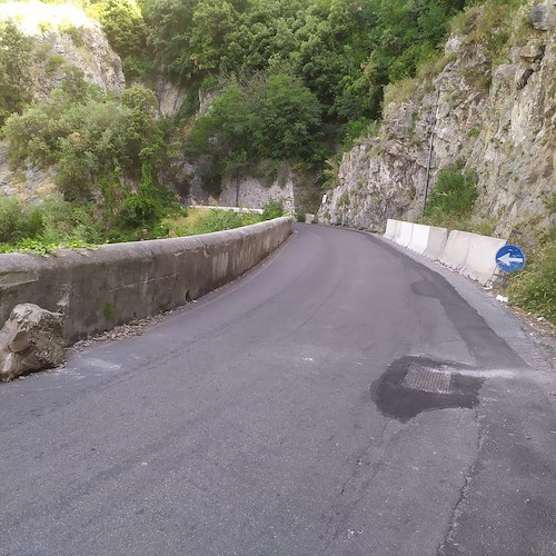 Amalfi, masso frana durante la notte sulla rotabile per Pogerola