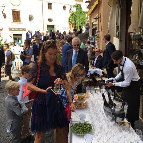 Amalfi, matrimonio ‘glam’ con buffet in piazza, tra gli invitati c’è Fiona Swarovski /FOTO e VIDEO