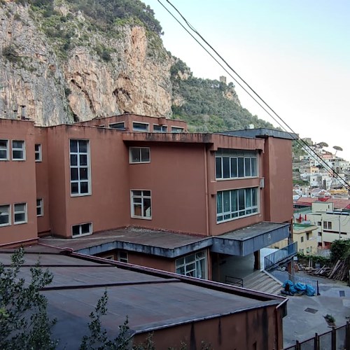 Amalfi, messa in sicurezza e adeguamento sismico della Scuola di via Casamare: aggiudicata la progettazione