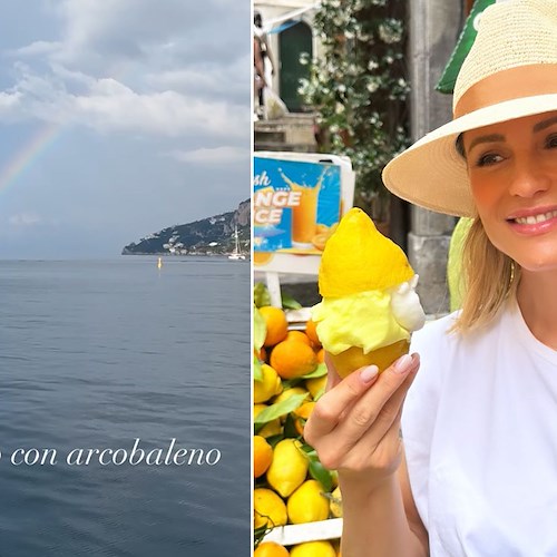 Amalfi, Michelle Hunziker si rilassa nelle acque della Divina 