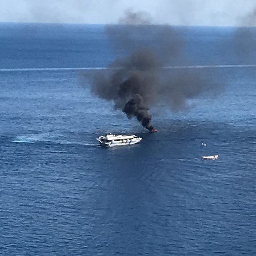 Amalfi: motoscafo prende fuoco in mare, soccorritori salvano 5 persone ed evitano il peggio [FOTO]