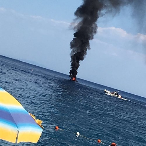 Amalfi: motoscafo prende fuoco in mare, soccorritori salvano 5 persone ed evitano il peggio [FOTO]