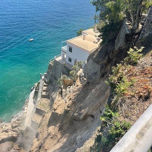 Amalfi, muri di contenimento franano a mare: nessuna persona coinvolta /FOTO