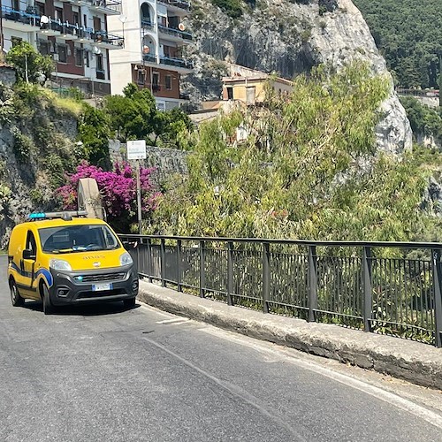 Amalfi, muri di contenimento franano a mare: nessuna persona coinvolta /FOTO