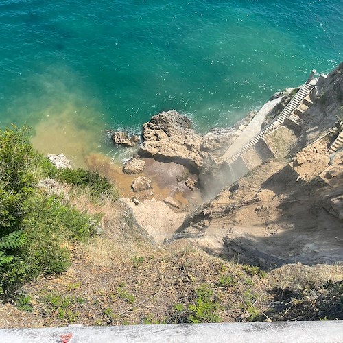 Amalfi, muri di contenimento franano a mare: nessuna persona coinvolta /FOTO