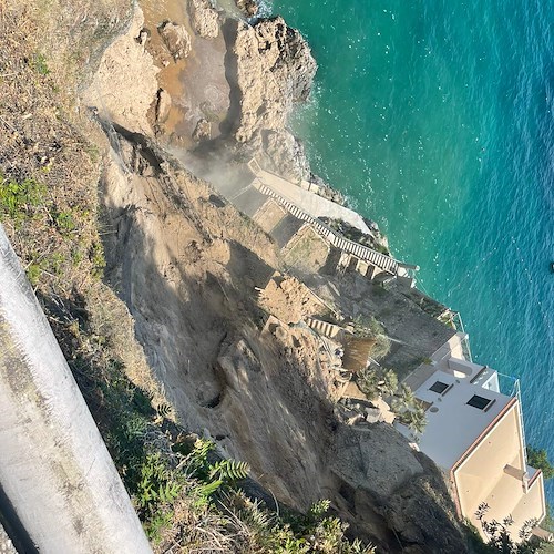 Amalfi, muri di contenimento franano a mare: nessuna persona coinvolta /FOTO