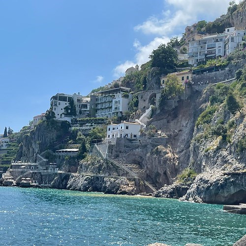 Amalfi, muri di contenimento franano a mare: nessuna persona coinvolta /FOTO